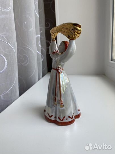 Фарфоровая статуэтка 