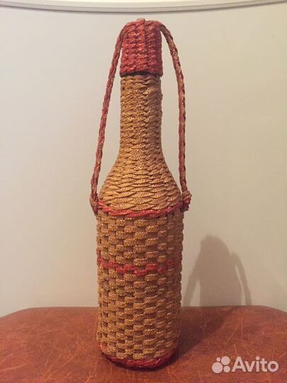 Бутылка стеклянная в плетёном чехле
