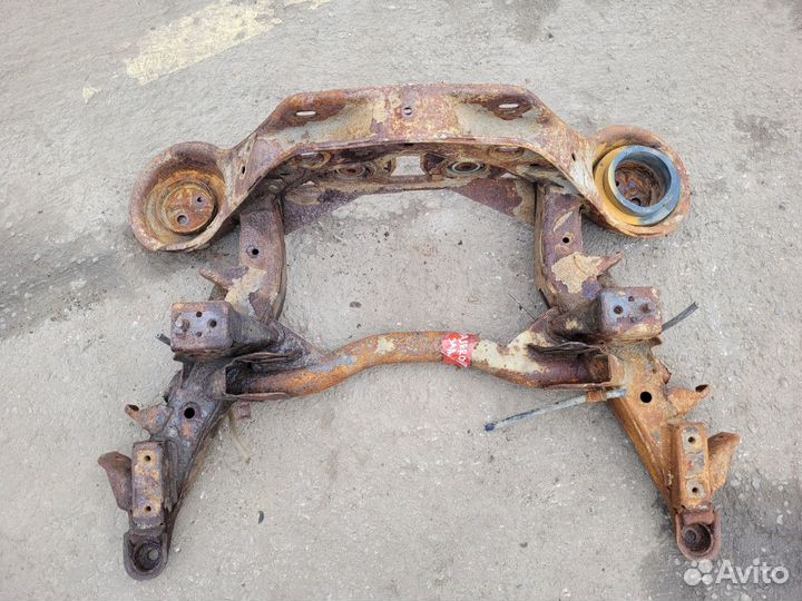 Подрамник задний на Mitsubishi Pajero 3