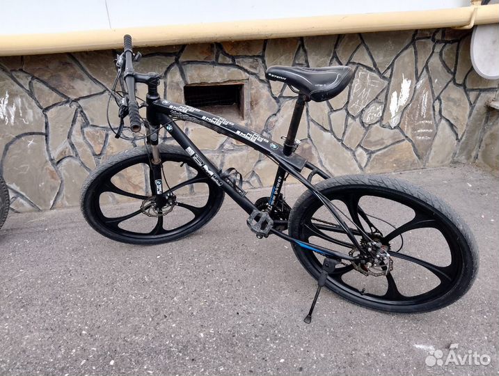 Велосипед BMW на литых дисках