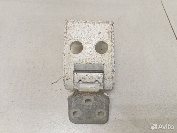 Петля двери багажника