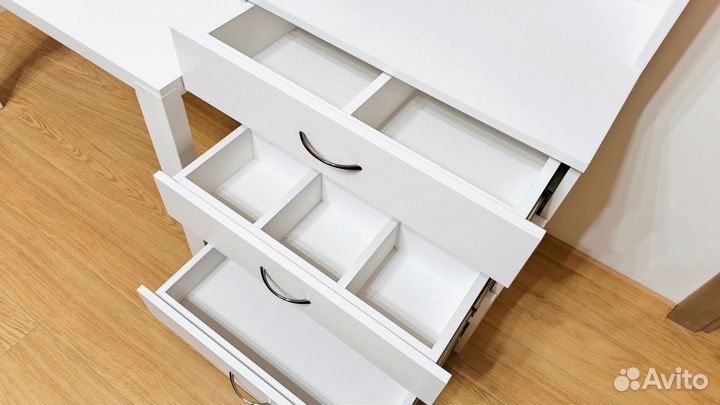 Продам стол и стеллаж