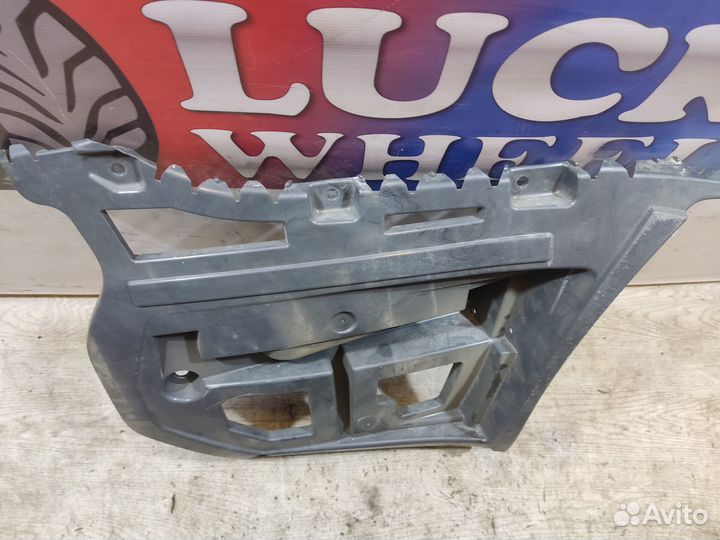 BMW 3 E90 M3 Правая направляющая заднего бампера