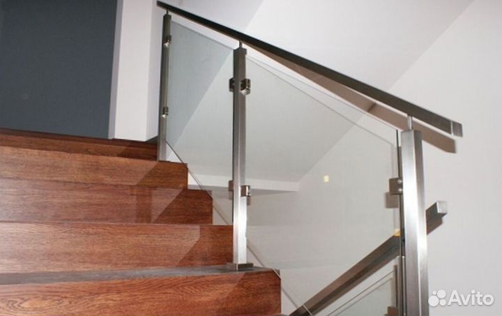 Винтовой пристенный поручень на лестницу