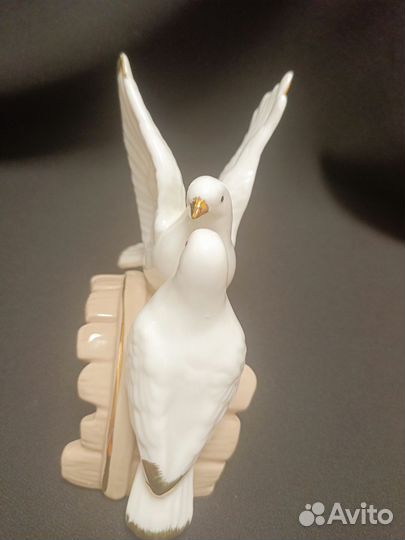 Фарфоровая статуэтка голуби