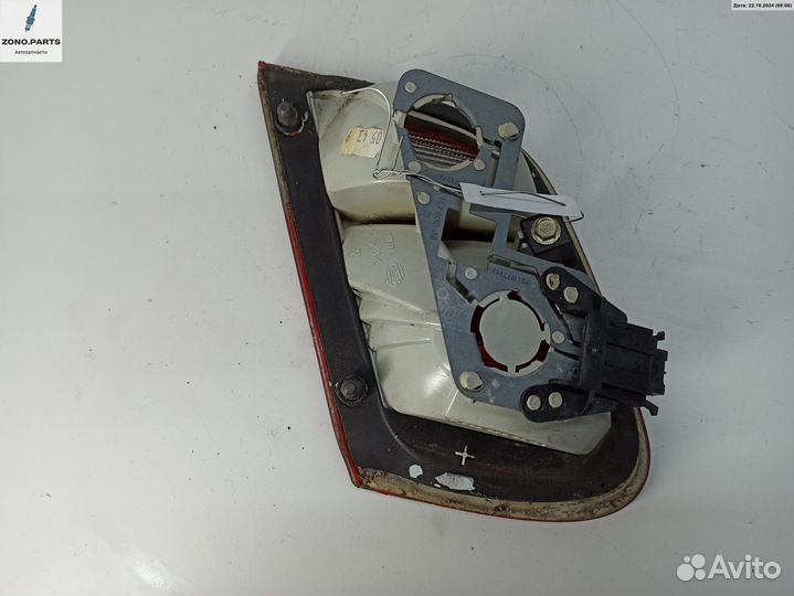 Фонарь крышки багажника правый 2088200664 на Mercedes W208 (CLK)