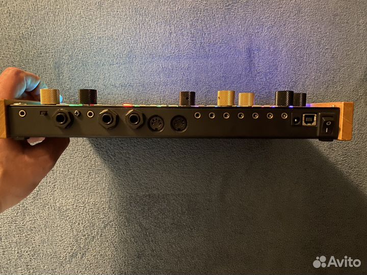 Грувбокс Synthstrom Deluge DE-01