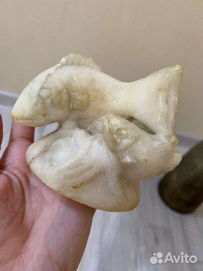 Мраморная статуэтка рыба