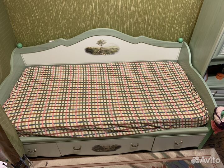 Детская кровать и шкаф