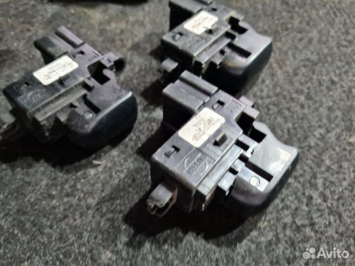 Кнопка Nissan Juke F15 1.6 DDT 2011