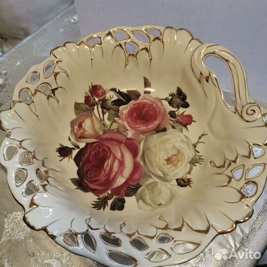 Ваза для фруктов на ножке