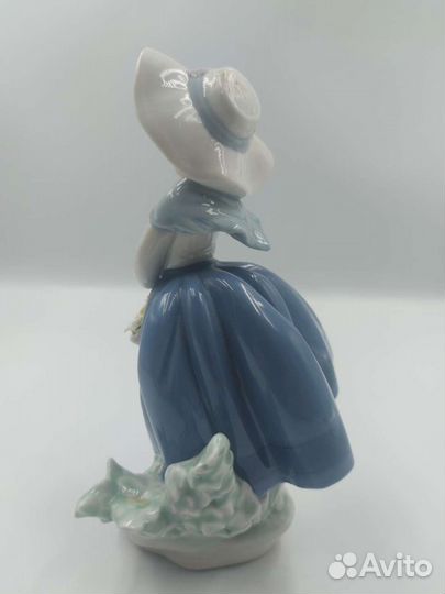 Стаэуэтка Девочка с корзиной цветов