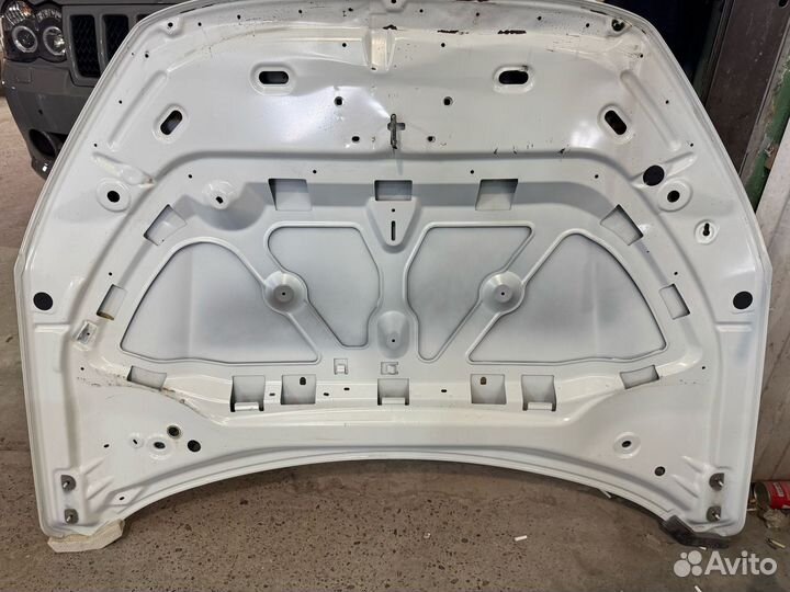 Капот на LADA vesta NG