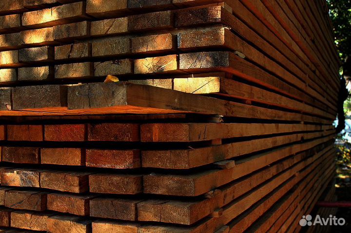 Строительные материалы: доски лиственницы