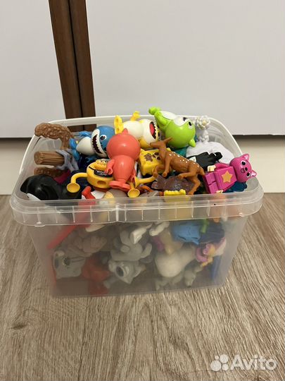Пакетом игрушки из свитбокс, киндер и тд