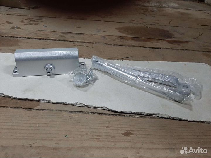 Дверной доводчик