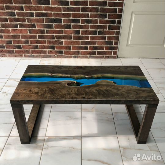 Журнальный стол из карагача с эпоксидной смолой