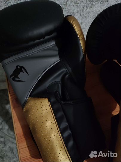 Боксерские перчатки Venum