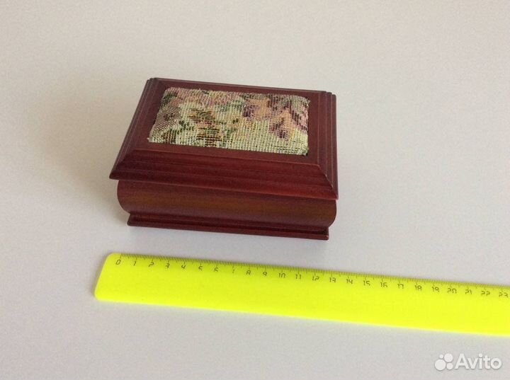 Шкатулка для украшений (дерево, гобелен)
