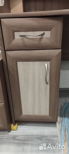 Туалетный столик с зеркалом