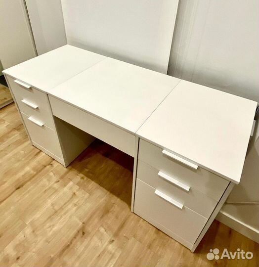 Гримерный столик с лампочками