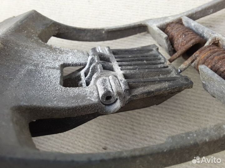 Кронштейн передней левой ручки Skoda Octavia A4