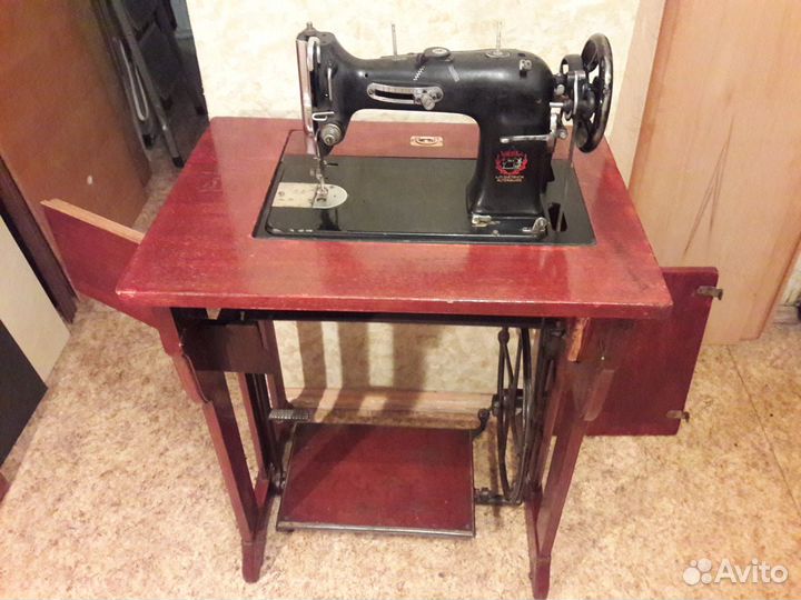 Швейная машина vesta с ножным приводом редкая