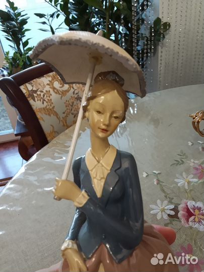 Статуэтка девушка с зонтиком