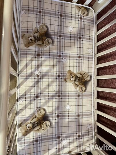 Детская кроватка с маятником