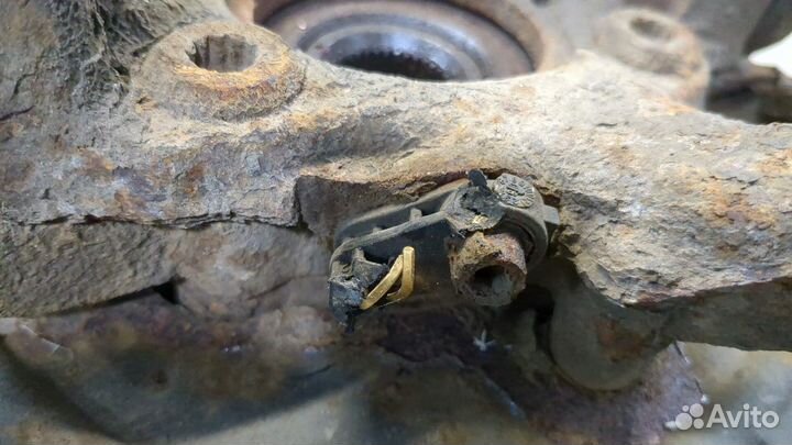 Ступица (кулак, цапфа) левая передняя Volkswagen Touran