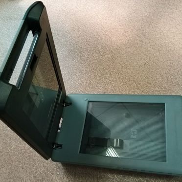 Сканер HP Scanjet G4050 сканирует фотопленку