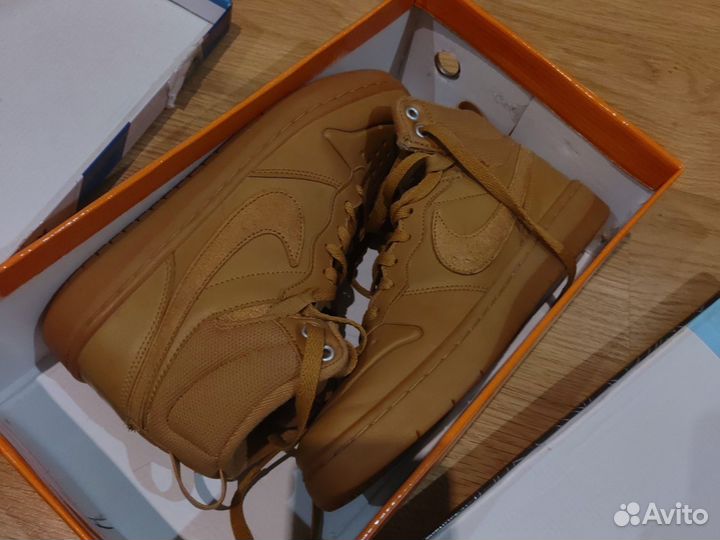 Ботинки Nike и бутсы Adidas