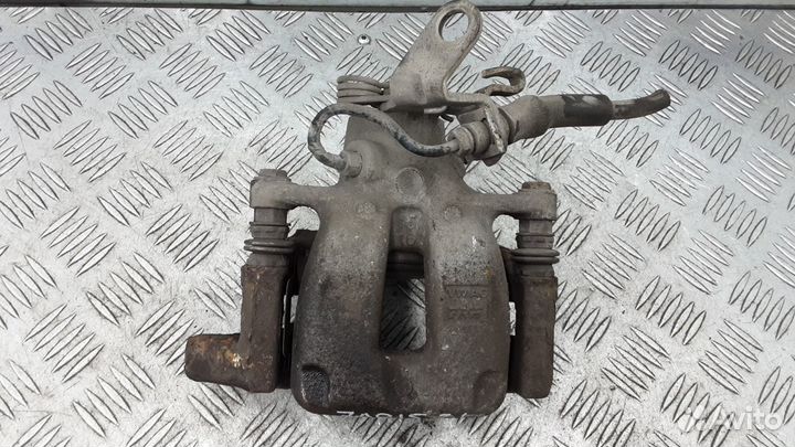 Суппорт тормозной задний левый на Skoda Octavia A5