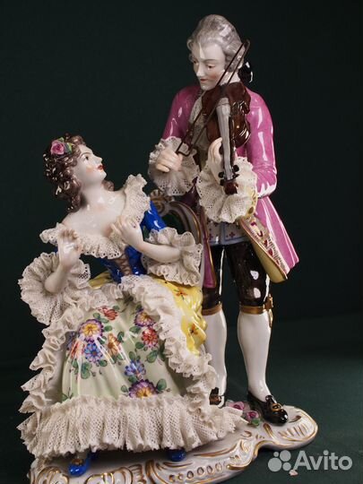 Фарфоровая статуэтка-кружевница 