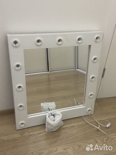 Гримерное зеркало с лампочками