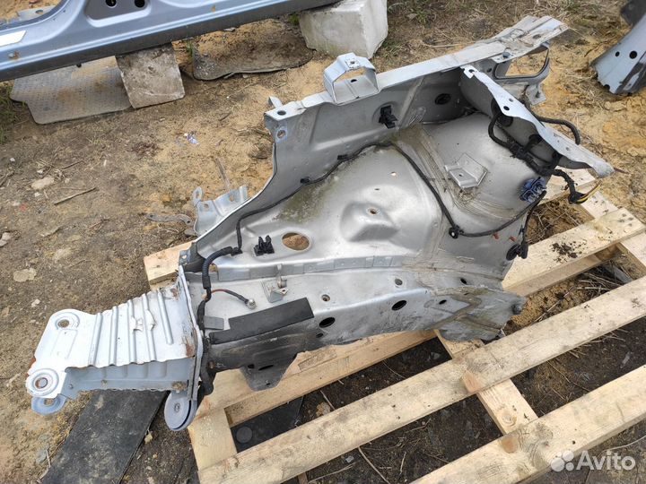 Лонжерон со стаканом правый на Opel Zafira B