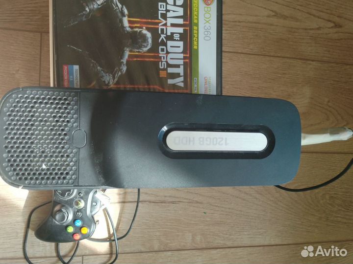 Xbox 360 с джойстиком и дисками