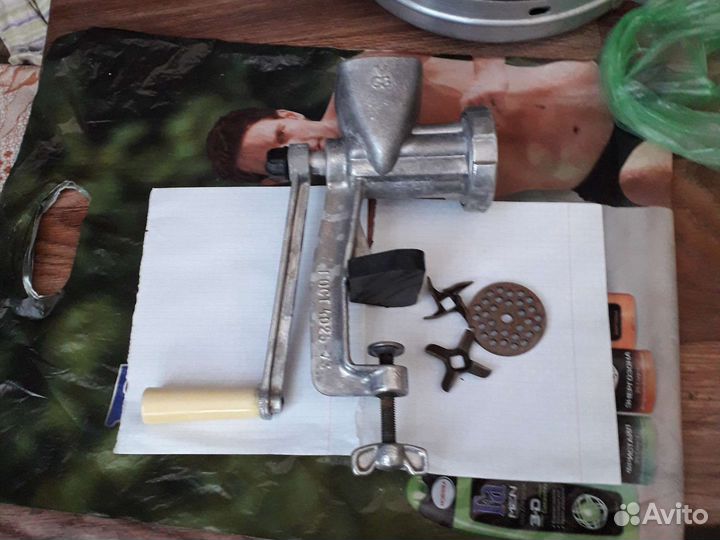 Мясорубка с набором ножей и крупной сеткой