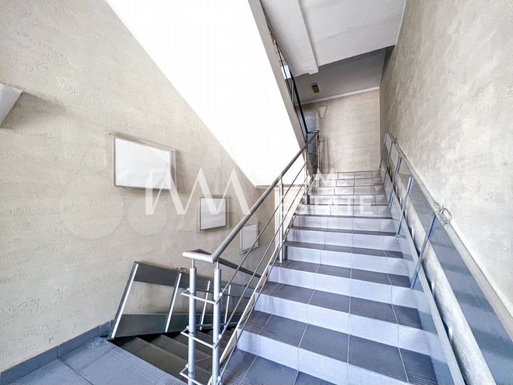 Здание, 2400 м²