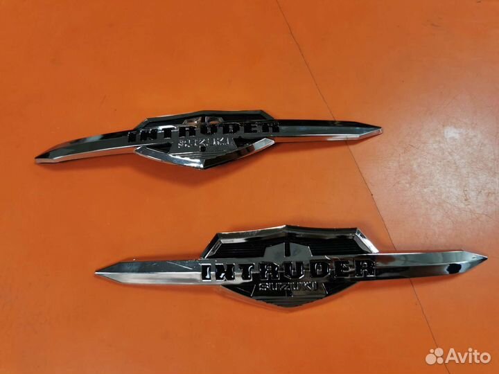 Наклейка на бак Suzuki Intruder