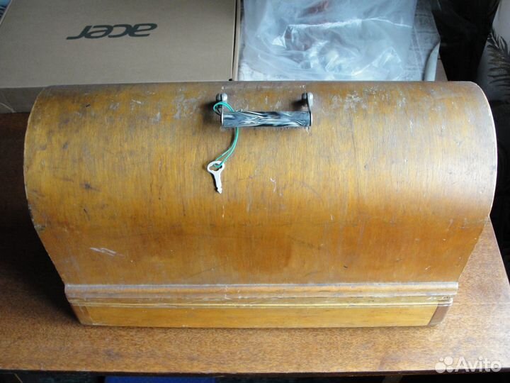 Старая швейная машинка-экспонат