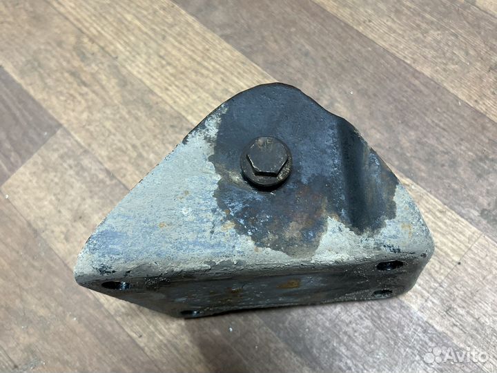 Кронштейн задней балки правый VW, Audi,Skoda