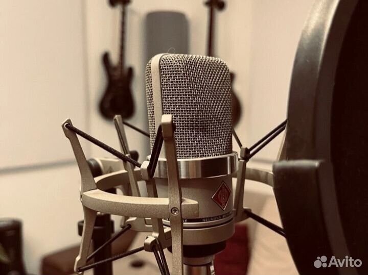 Сонграйтер, Аранжировщик, Звукорежиссер, Гитарист