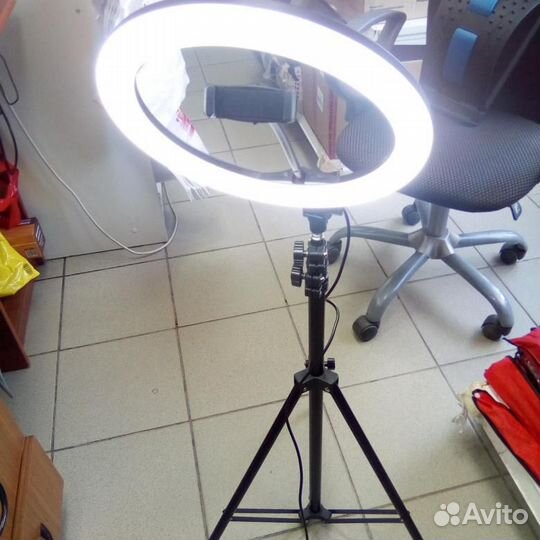 Световое кольцо со штативом в комплекте