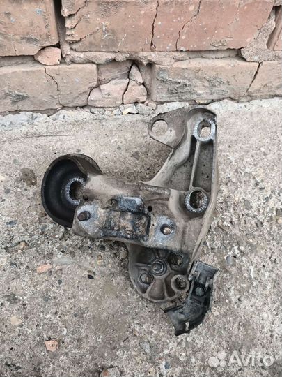 Кронштейн двигателя правый Audi A6 C5.2,5 TDI