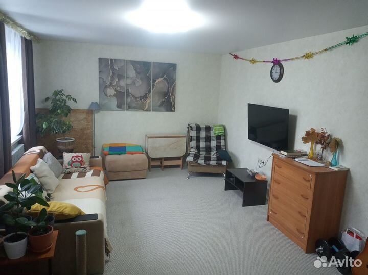 Зал и большая кухня в частном доме- под праздники