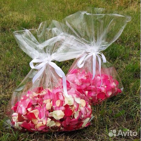 Лепестки роз живые