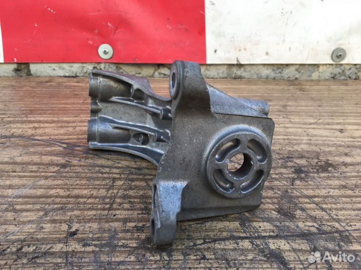 Кронштейн АКПП правый Audi A4 B7 2.0 BWE 2005-2007