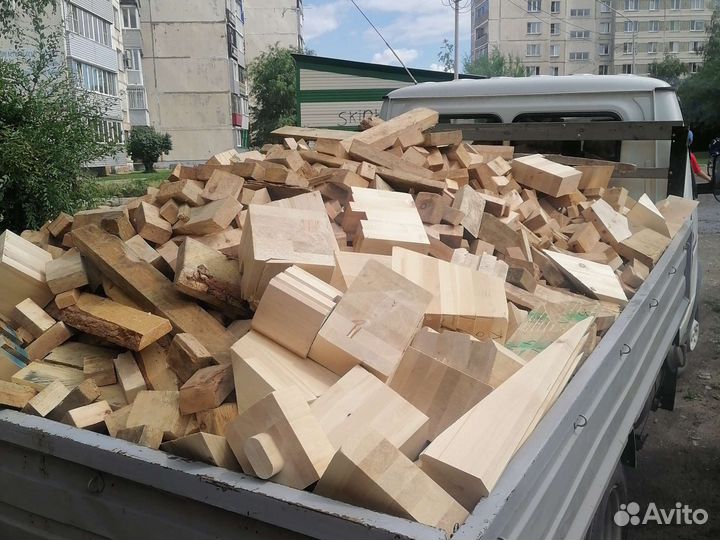 Дрова и уголь в мешках