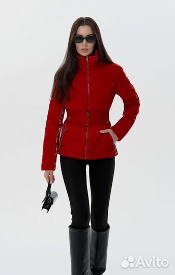 Куртка на молнии. Женская куртка